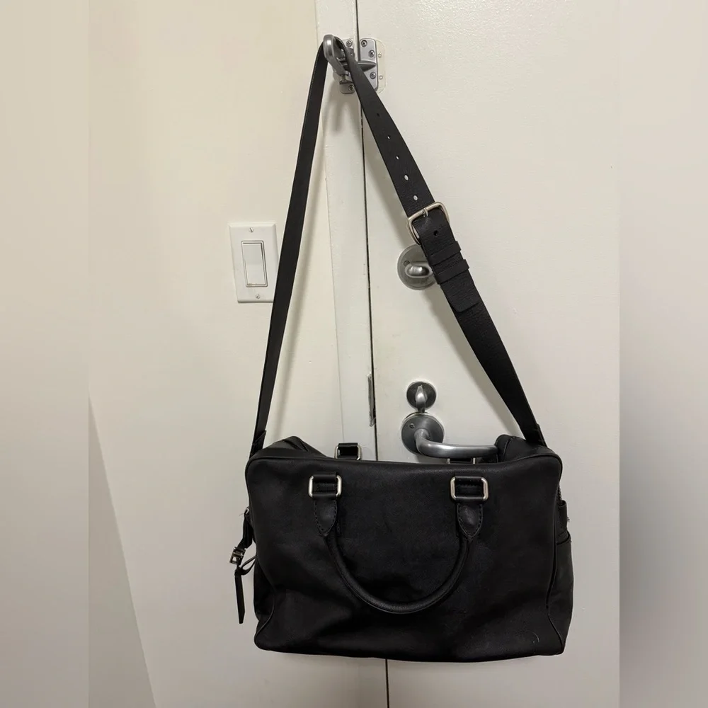 Harry’s of London Mens Double Zipped Black Leather Bag with Top Handles & Strap.